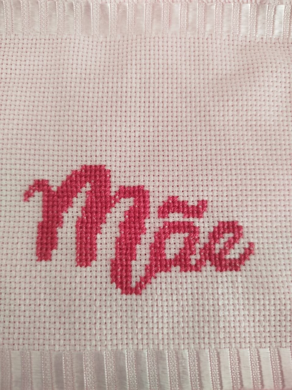 Detalhe da palavra Mãe bordada na toalha