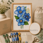Conjunto de ponto cruz com bastidor, moldura, linhas e tesoura, motivo floral azul