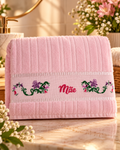 peça única, bordado por Josilaine, bordado à mão, ponto cruz, toalha bordada, toalha rosa, toalha Mãe, flores e borboletas, bordado floral, presente para mãe, Dia da Mãe, presente artesanal, peças únicas Pontélia