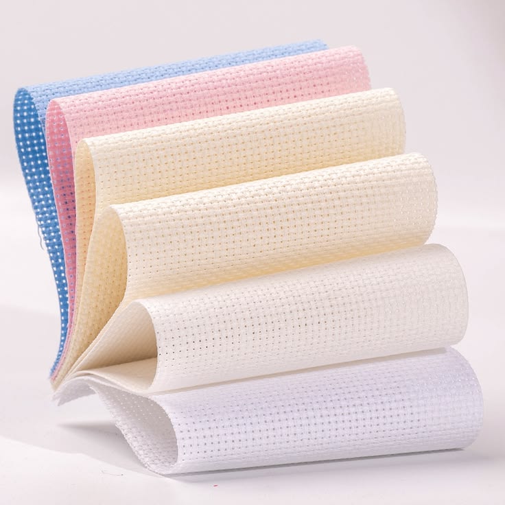 Conjunto de tecidos para ponto cruz em tons rosa e branco incluído no kit Meu Primeiro Coração