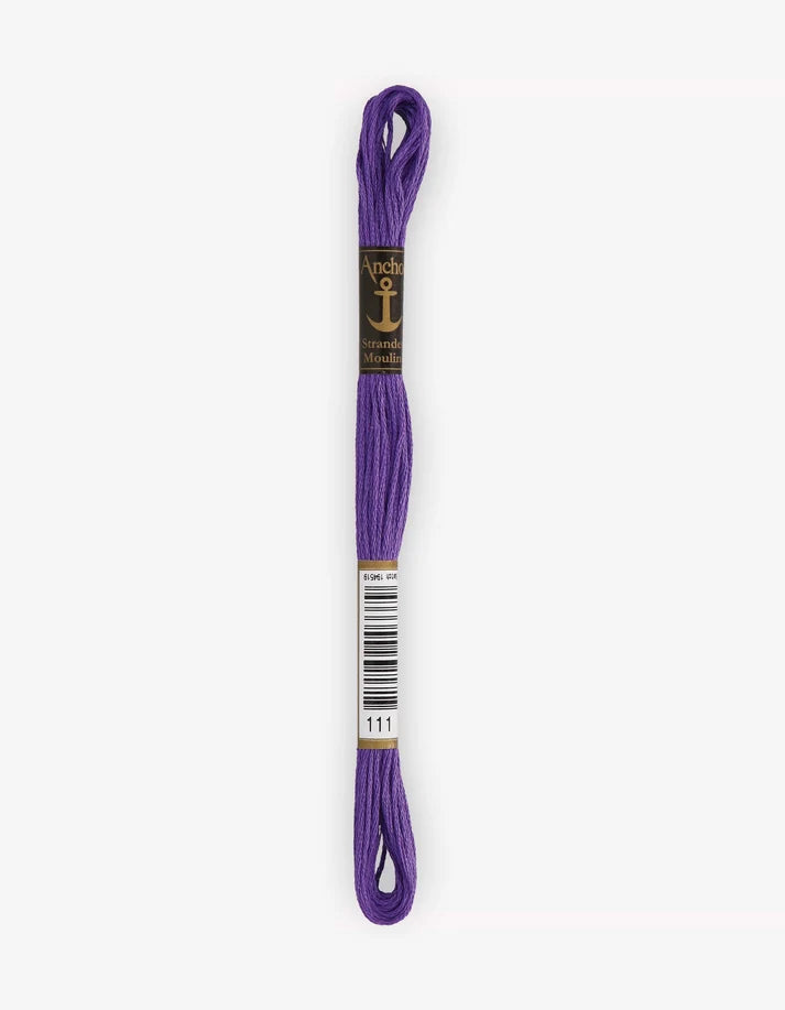 Meada de fio Anchor mouliné roxo escuro, com etiqueta e fio enrolado