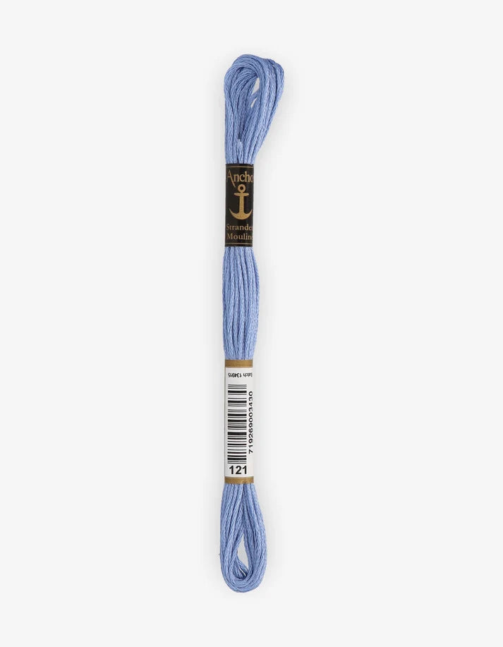 Meada de fio mouliné Anchor, azul claro mesclado, com etiqueta e laços.