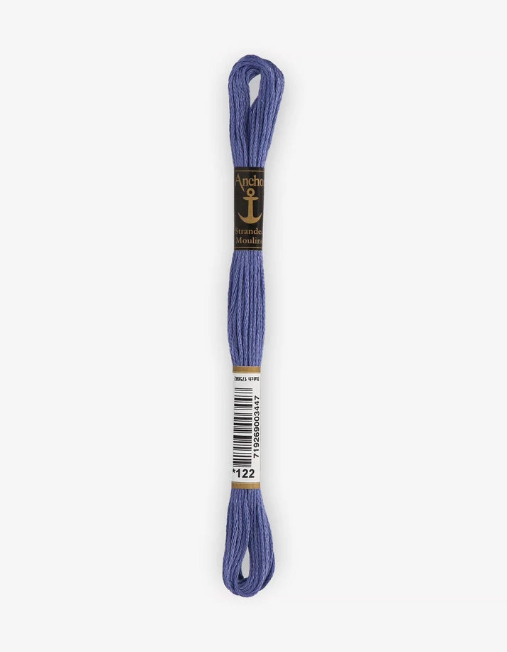 Meada de fio mouliné Anchor, azul escuro mesclado, com etiqueta e laços.
