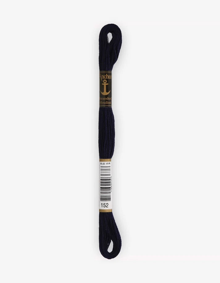 Meada de fio Anchor mouliné preto, com etiqueta e fio enrolado