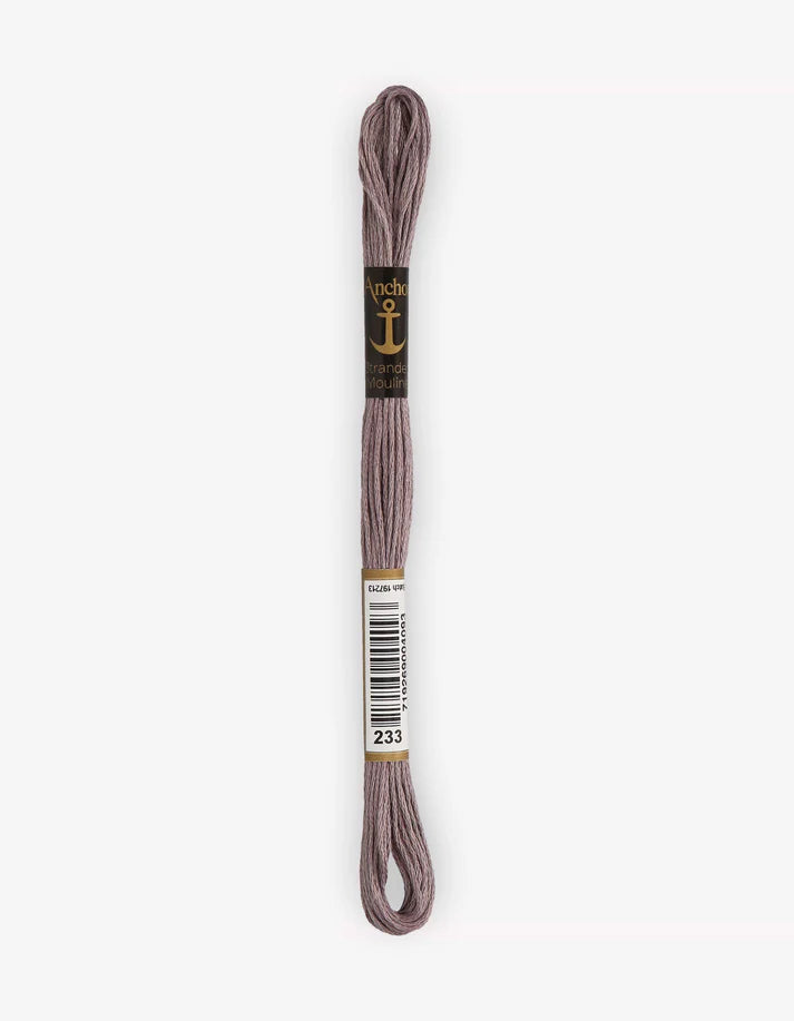 Meada de fio Anchor mouliné castanho-acinzentado, com etiqueta e fio enrolado