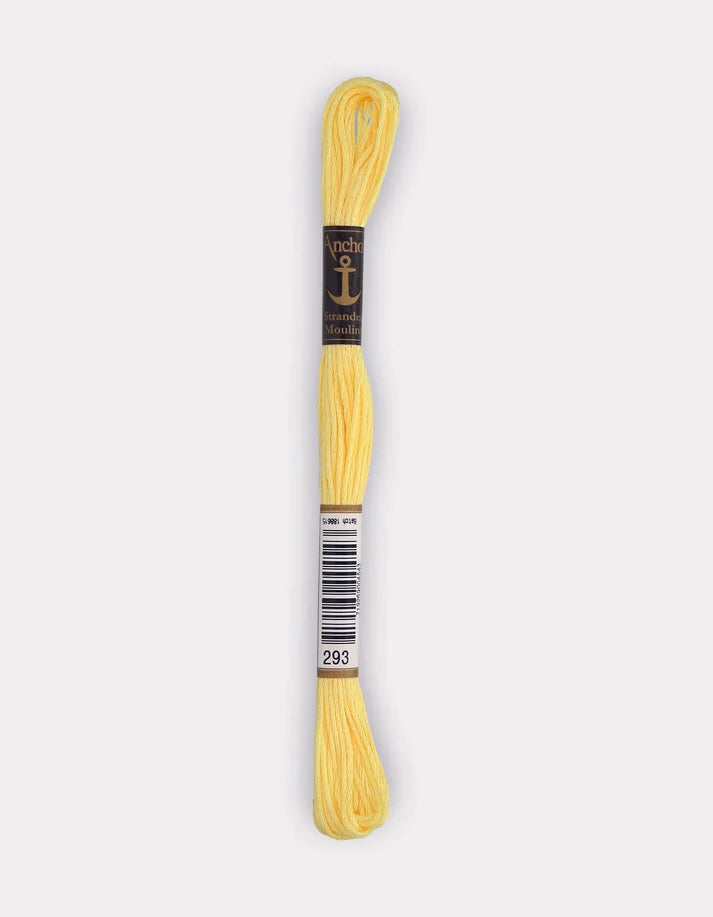 Meada de fio Anchor mouliné amarelo vivo, com etiqueta e fio enrolado