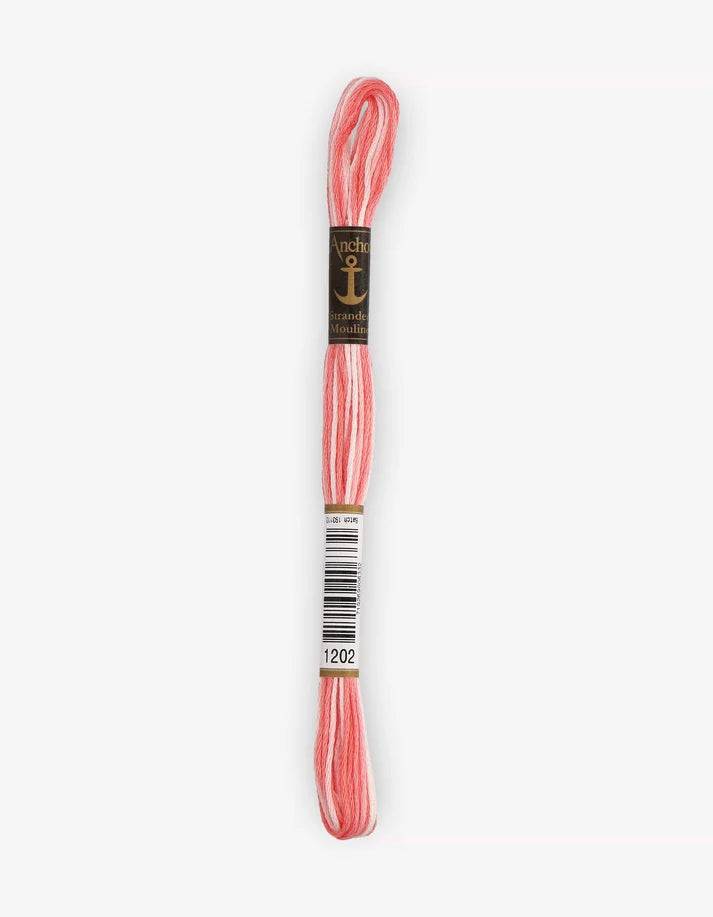 Novelo de linha mouliné com degradé rosa-avermelhado, etiqueta e código