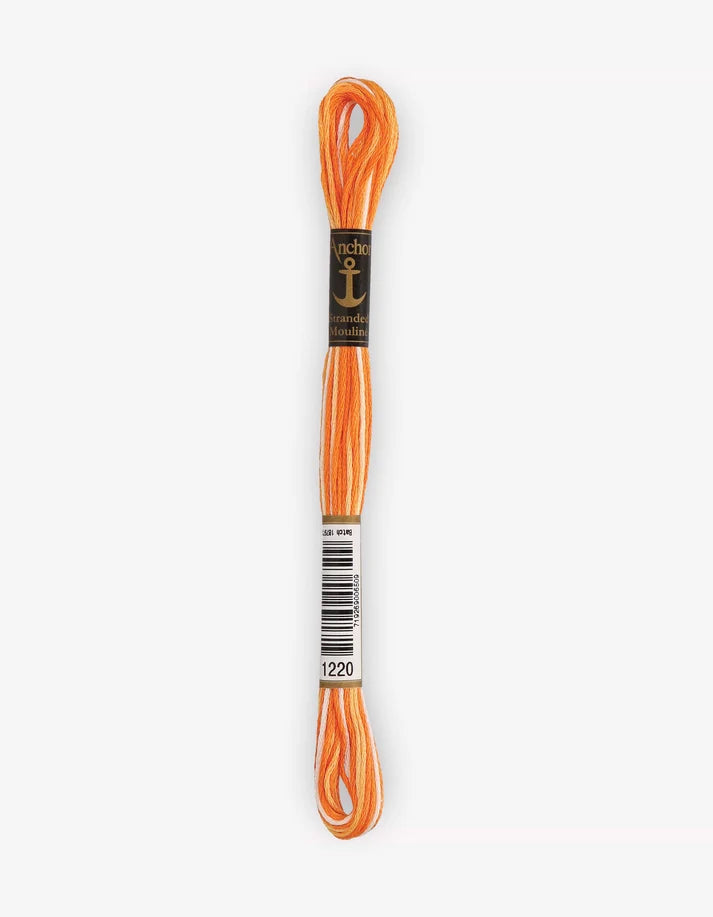 Novelo de linha mouliné com degradé laranja, etiqueta branca e código