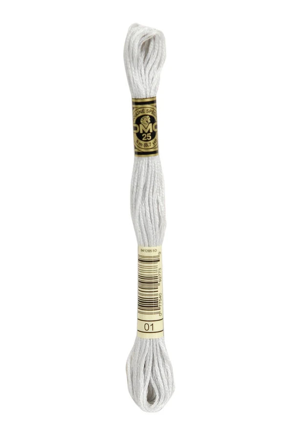 Novelo de linha de bordar branco acinzentado