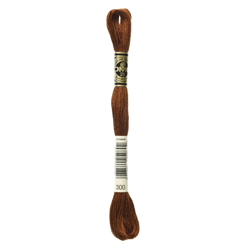 Meada de fio mouliné DMC 25, ref. 300, castanho tijolo.