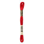 Novelo de linha de ponto cruz vermelho escuro com etiqueta e banda dourada, fio fino
