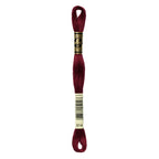 Novelo de linha de ponto cruz vermelho escuro com etiqueta e banda dourada, fio fino