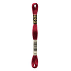 Novelo de linha de ponto cruz vermelho com etiqueta e banda dourada, fio fino