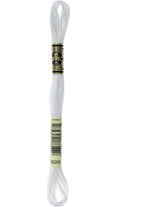 Novelo de linha de ponto cruz branco com etiqueta e banda dourada, fio fino