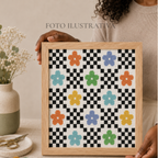 Moldura de ponto cruz com padrão quadriculado e flores coloridas bordadas