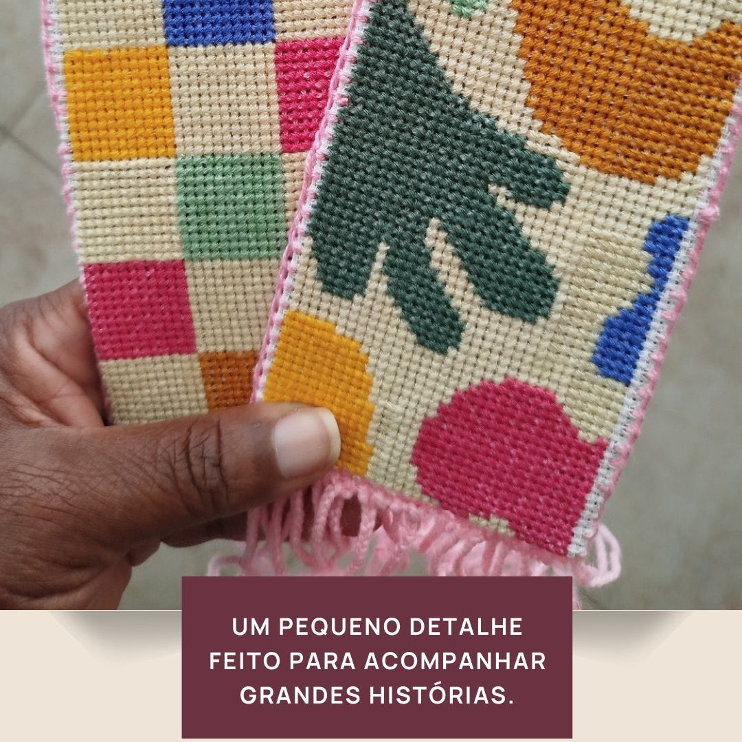 Josilaine segurando os dois marcadores bordados
